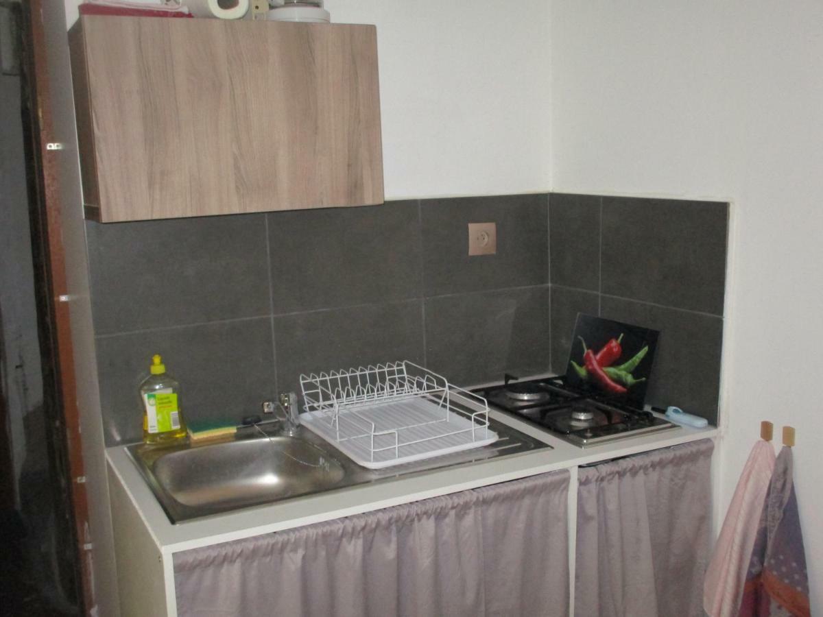 Petit Studio Apartment Lodeve Bagian luar foto